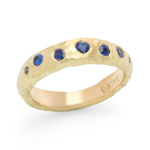 Narrow Hammered Band with gemstones in 18k yellow gold
