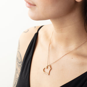 Model wearing Elio necklace in 18k yellow gold