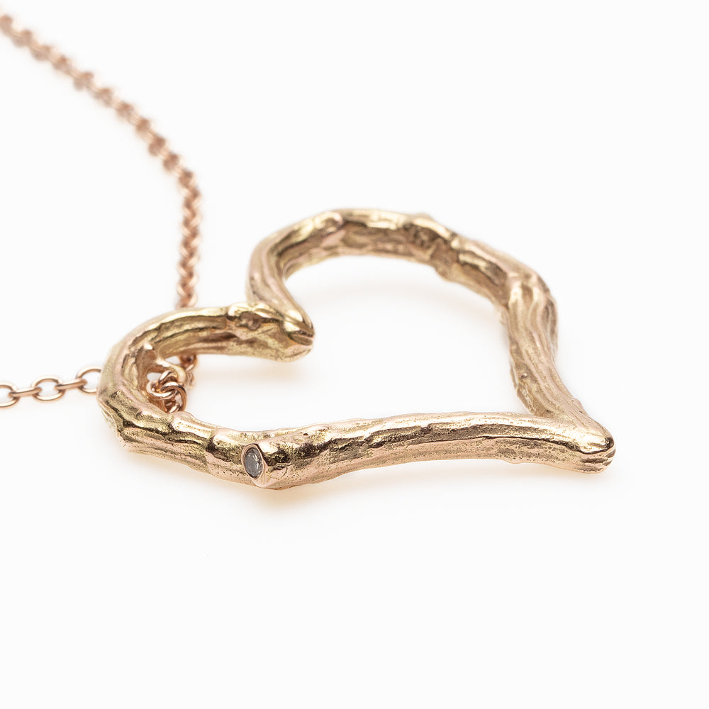 Detail view of Elio necklace in 14k rose gold