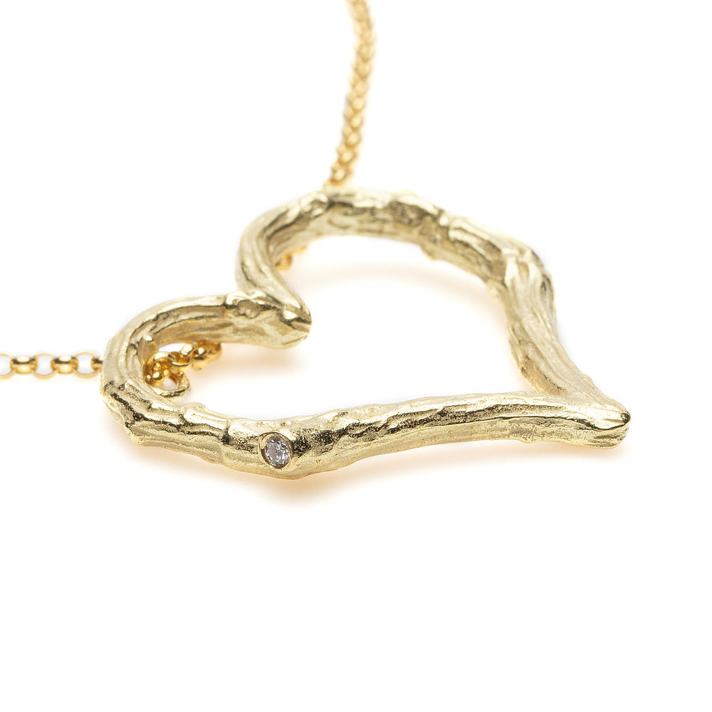 Detail view of Elio necklace in 18k yellow gold