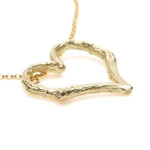 Detail view of Elio necklace in 18k yellow gold